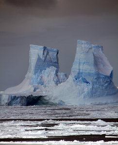 3. East Antarctic iceberg towers (N. Abram).jpg