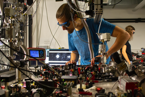 Experimentalist from Vienna, Jakob Rieser, checks the detection of two optically trapped nanoparticles, which are visible on the computer screen in the background