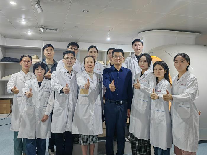 Assistant Professor CHEN Hao (front row, fourth right) and PhD student QIU Zelin (back row, second left) from the School of Engineering, HKUST; Prof. ZHAO Yinghua (front row, third left), Dr. XIE Zhuoyao (front row, second left) and other members of the r