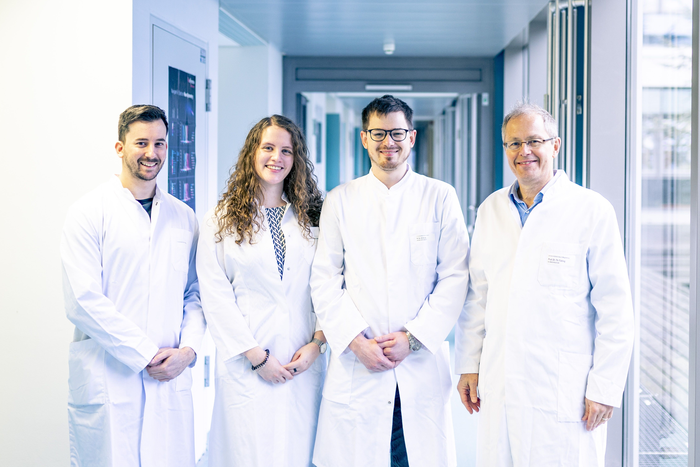 Prof. Dr. med. Thomas Tüting (right) together with his research team