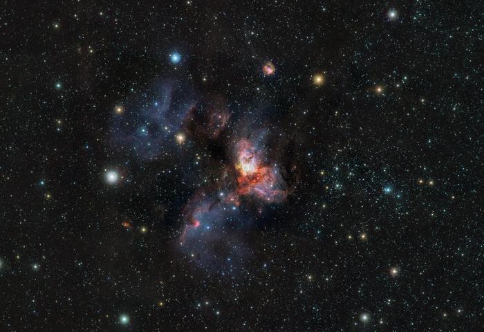 The RCW 38 cluster in infrared light