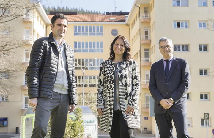 Ramón Bernal, Leire San Jose and José Luis Retolaza with the Santa Marina Hospital at the background.