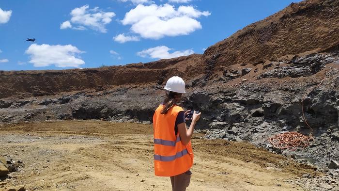 Fiorella Arduin Rode von der Universität Göttingen im Bergbaugebiet Los Catalanes im Norden Uruguays. Zusammen mit der Region Ametista do Sul im Süden Brasiliens sind diese Gebiete die weltweit führenden Bergbaureviere für Edelsteine, die aus vulkani