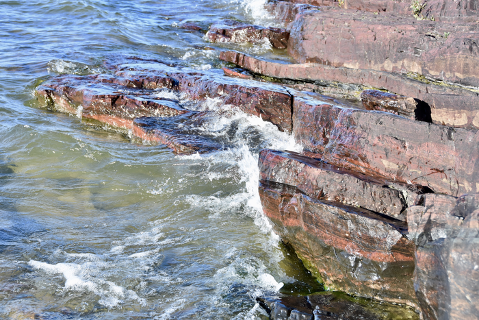 Des roches ferrugineuses qui se sont déposées sur les rives du lac Tu Nedhé