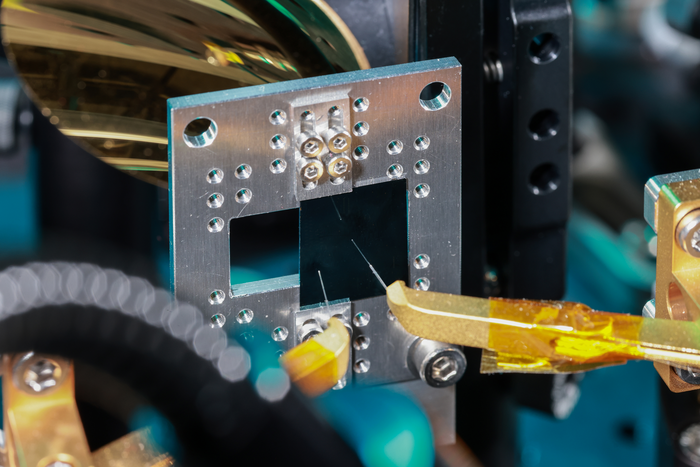 Chip with integrated photonic circuit made of lithium niobate