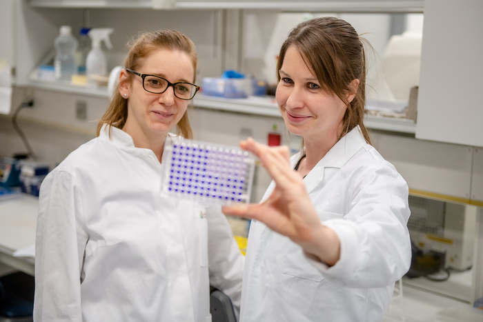 Kathrin Sutter (left) and Stephanie Pfänder in the lab