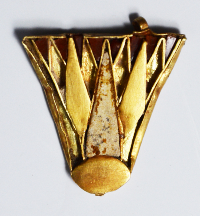 Egyptian lotus jewellery with inlaid stones (ca. 1350 BCE).