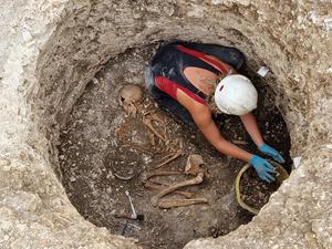 Excavating a Late Iron Age Durotriges burial at Winterborne Kingston