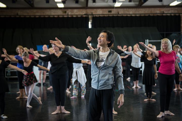 Queensland Ballet's Artistic Director Li Cunxin Leads a Ballet for Seniors Class