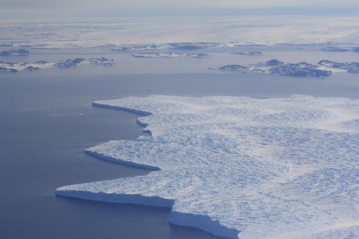 Langue glaciaire flottant sur la mer en Antarctique