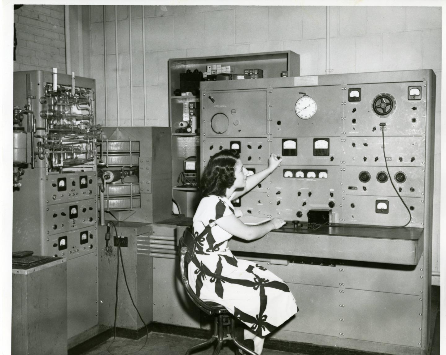 Early Mass Spectrometer