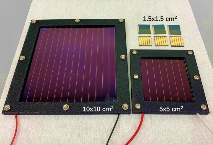 さまざまなサイズのペロブスカイト太陽電池とモジ&#12517