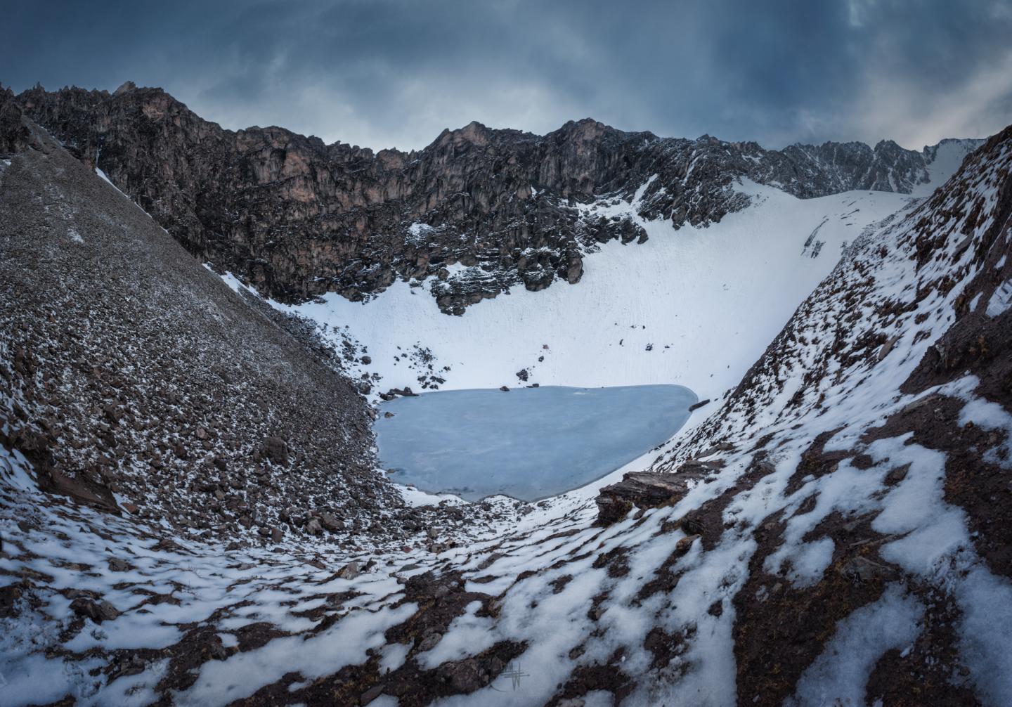 Der Roopkund-See und die ihn umgebenden Berge