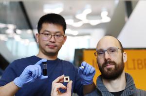 Yongjie Wang (ICFO) and Julien Schreier (Qurv) holding a sample of a solution of quantum dots, the SWIR photodetector and the image sensor.