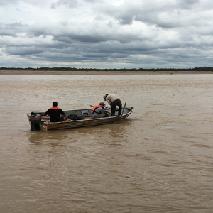 Collecting suspended sediment samples on the Rio Bermejo