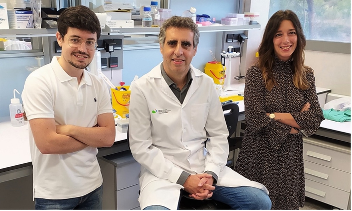 The two first authors of the article, Carlos García-Prieto and Lorea Villanueva, with the director of the study, Dr. Manel Esteller.