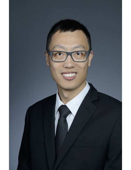 Dezhi (Denny) Yin Headshot