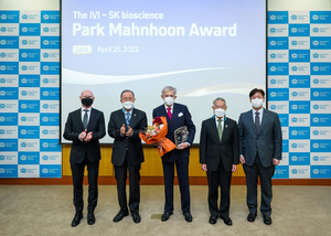 Dr. Tore Godal receives the IVI-SK bioscience Park MahnHoon Award