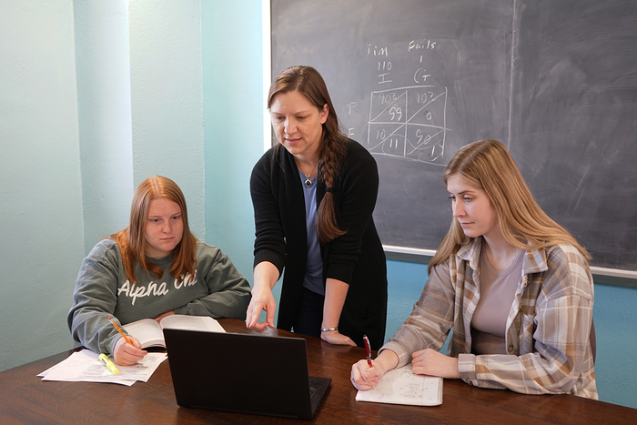 Psychology Professor Shana Carpenter works with Cassidy Whitehead (left) and Kaelyn Nichols, two seniors majoring in psychology at Iowa State.