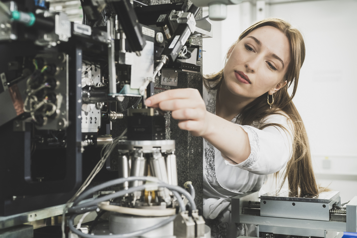 Ida Fazlić, phD student at the ESRF and co-author, during the experiment carried out at the European Synchrotron on tiny painting samples