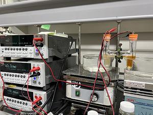 Experimental thermocell setup.