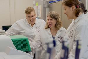 Kirsten Nielsen (at center) and her lab team in the newly renovated lab in the Center for One Health Research.