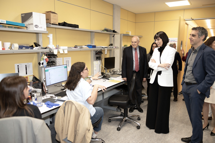 Science Minister visits the Josep Carreras Leukaemia Research Institute