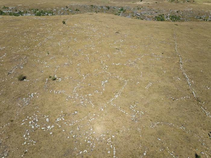 Structures in outer settlement