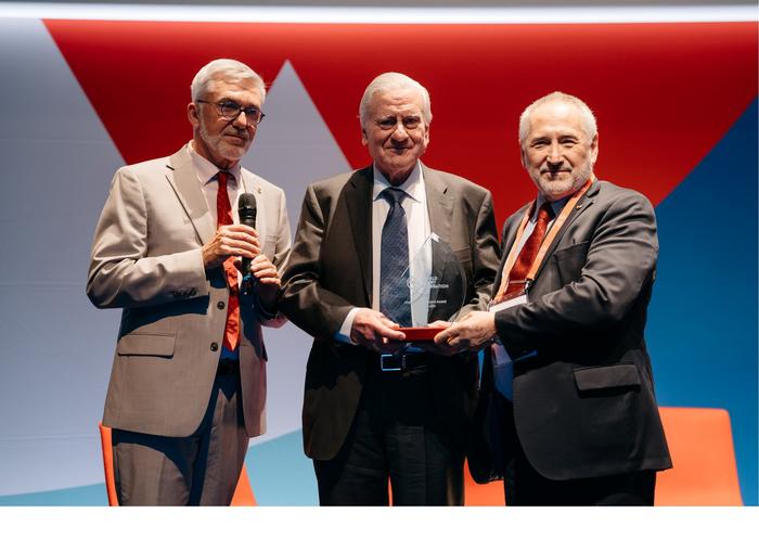 Valentin Fuster, MD, PhD, President of Mount Sinai Heart and Physician-in-Chief of The Mount Sinai Hospital (center) receives the World Heart Federation Lifetime Achievement Award for 2024