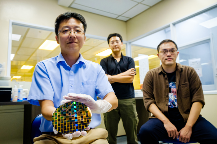 NTU Singapore와 한국 KIMM의 과학자들이 반도체 웨이퍼에서 칩 생산량을 늘리는 새로운 기술을 만듭니다.