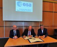 Rafael Rebolo, Director of the IAC, signing together with Franco Ongaro and Rolf Densing
