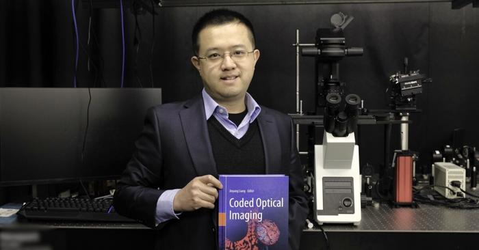 Professor Jinyang Liang in his laboratory at the Institut national de la recherche scientifique (INRS)