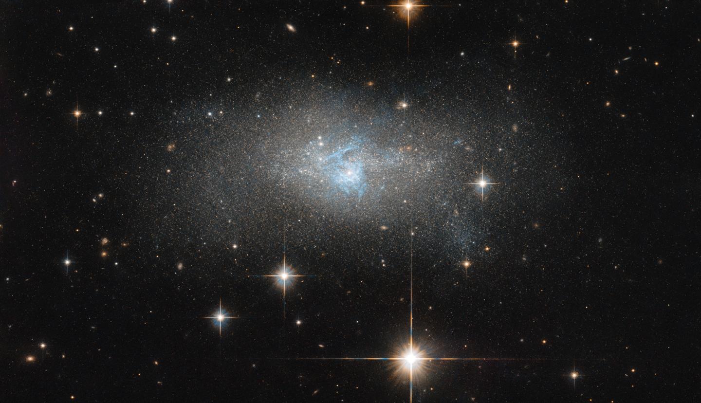 Nearest star. Галактика xmm 2599. Старые звезды. Звездопад. Фото звезды в космосе.