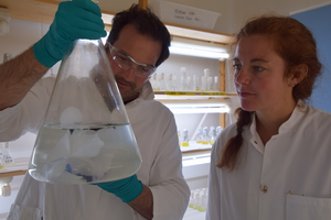 Maaike Goudriaan and research leader Helge Niemann in the lab.