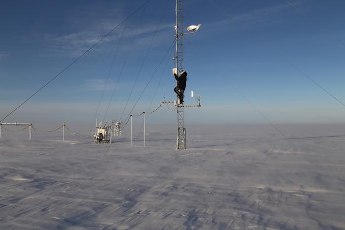 Maintenance of the measuring instruments on the tower of the meteorological observatory at Neumayer Station III, Antarctica