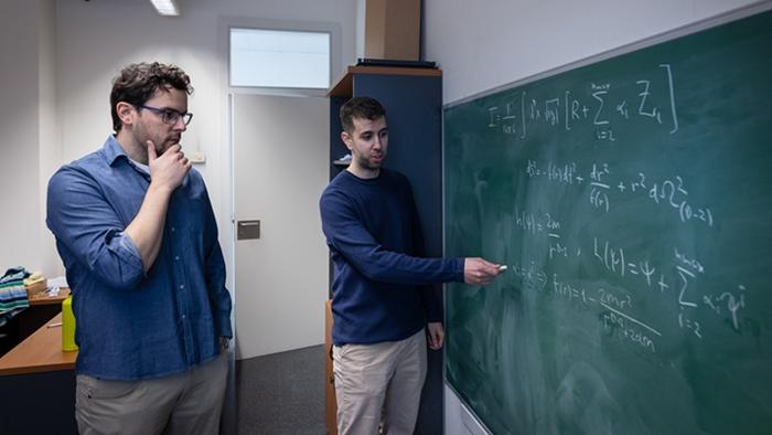 University of Barcelona team describes the creation of black holes without singularities through pure gravity