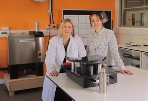 L-R: Dr Kelly Sheridan and Dr Alana James, pictured in the FibER Hub