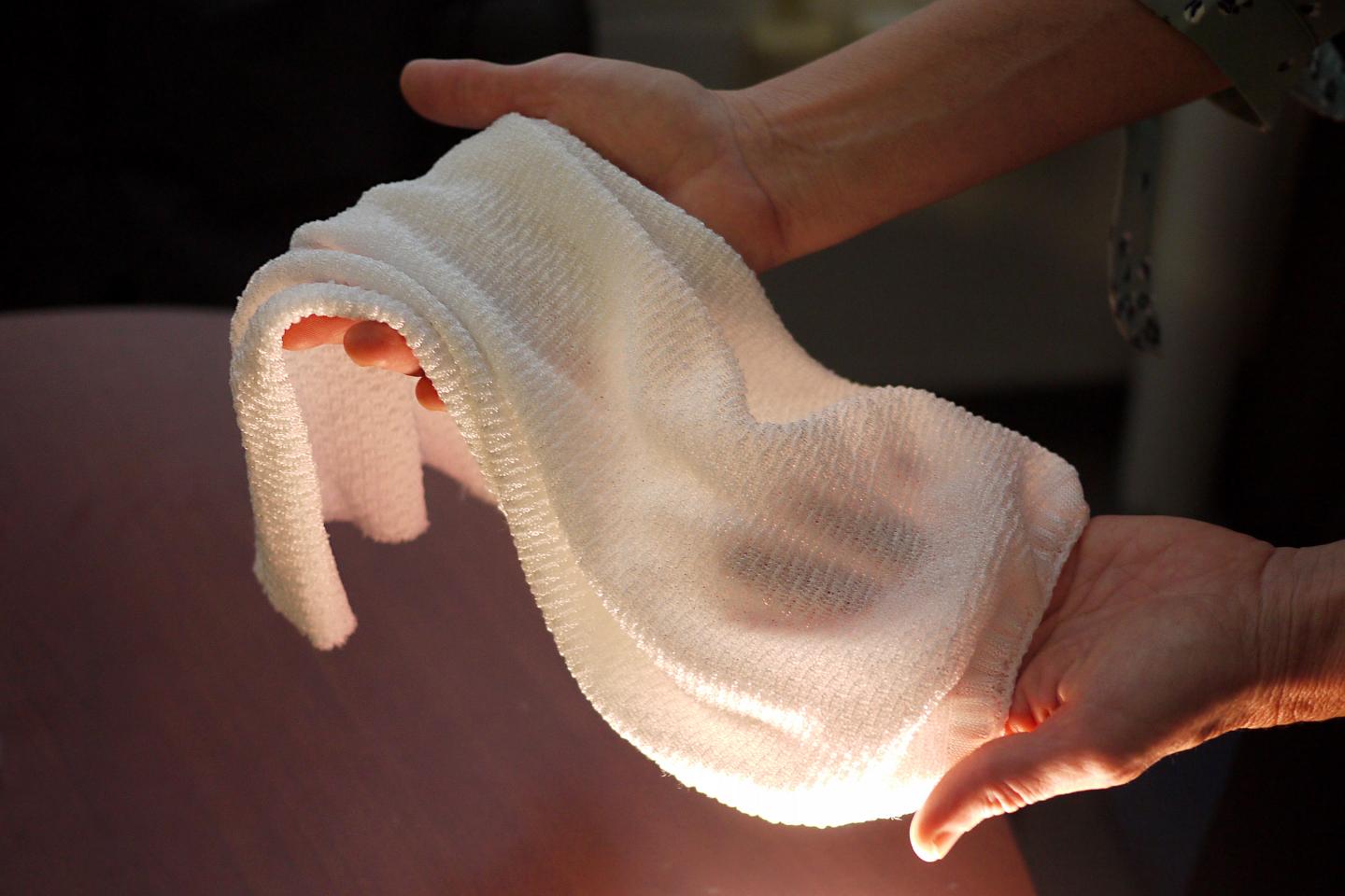 An Adaptive Textile Keeps Cool by Self-Regulating its Thermal Properties (3 of 3)