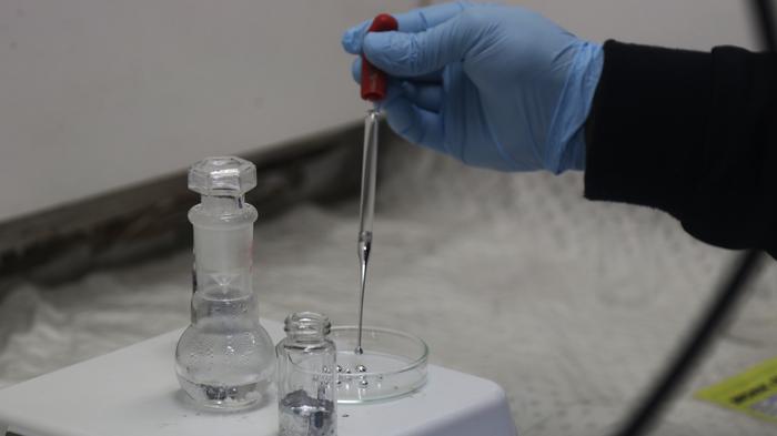 Liquid gallium syringe