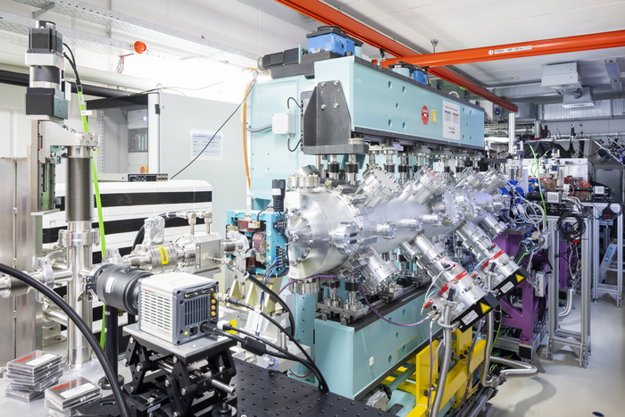 German-French research team builds free-electron laser driven by particles from a plasma accelerator