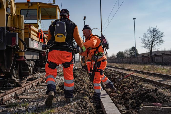 The exoskeleton StreamEXO for railways workers
