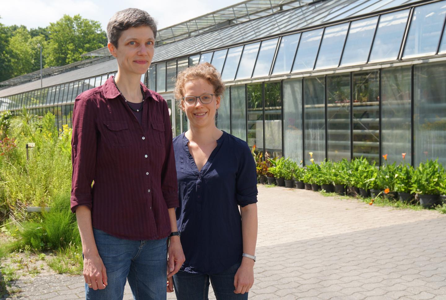 Caroline Müller and Ruth Jakobs, 	Bielefeld University