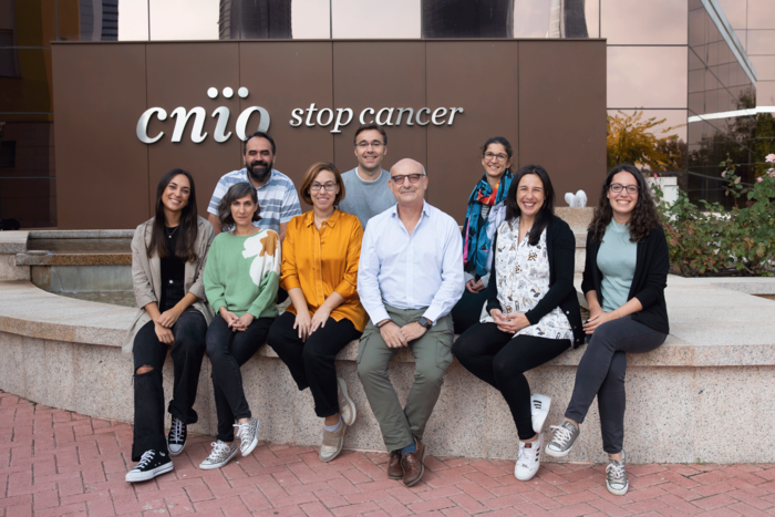 Hematologist Joaquín Martínez (center in the first row) with his team from the H12O-CNIO Haematological Malignancies Clinical Research Unit and the Confocal Microscopy Unit led by Diego Megías (first left in the second row), which has also collaborated in the project.