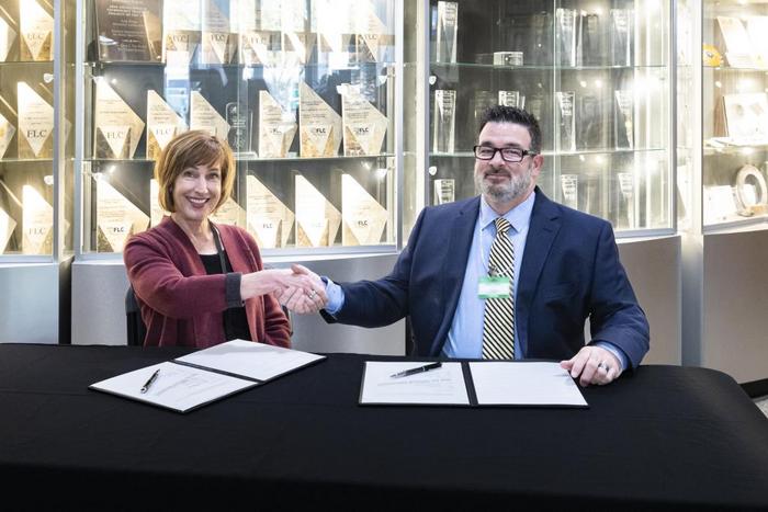 Susan Hubbard, ORNL deputy for science and technology, marks the licensing agreement between Teletrix and ORNL with a handshake with Jason O’Connell, sales and business development manager for Teletrix