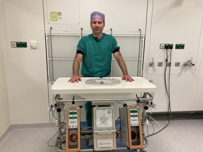 Vincent de Meijer with the special perfusion machine
