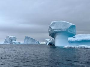 Observed breaking Antarctic ice shelves