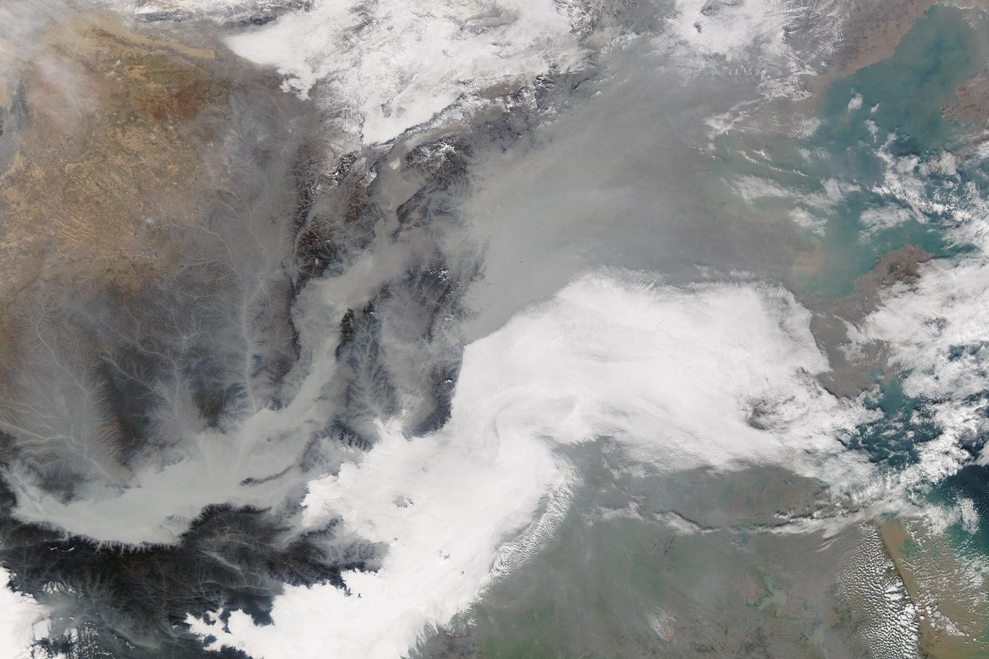 Eastern China Being Inundated by Thick Smog