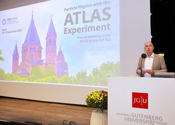 JGU President Professor Dr. Georg Krausch welcomes the participants of the annual meeting of the ATLAS Collaborative Research Center