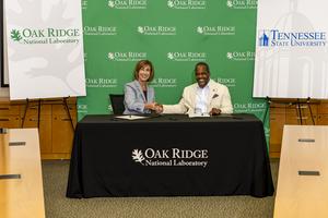 Susan Hubbard, ORNL’s deputy for science and technology and Quincy Quick, TSU’s associate vice president for Research and Sponsored Programs, sign a memorandum of understanding to strengthen research cooperation and provide diverse undergraduate stude