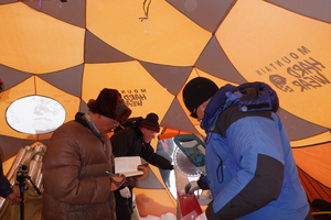 TPE scientists working on Guliya ice core